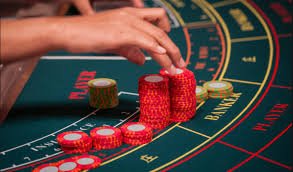 Pengguna aktif mengikuti permainan poker live dan baccarat di platform cepat89